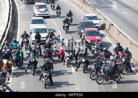 Sao Paulo, Sao Paulo, Brésil. 24 mai, 2018. Les camionneurs et brésilien livraison moto travailleurs, bloquer le taux Marginal Tietê, faire une route importante à Sao Paulo, Brésil, pour protester contre l'augmentation des coûts du carburant. Credit : Paulo Lopes/ZUMA/Alamy Fil Live News Banque D'Images