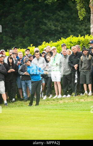 Wentworth Club, Virginia Water, UK. 24 mai, 2018. BMW PGA Championship à Wentworth, jour 1 ; tous les yeux au ciel comme Rory McIlroy (RNI) joue son tir d'approche sur l'Action 17 : Crédit Plus Sport/Alamy Live News Banque D'Images