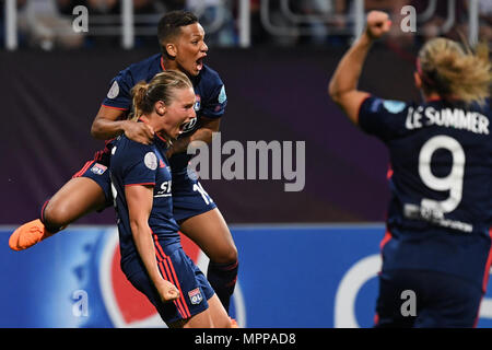 24 mai 2018, l'Ukraine, Kiev : Women's football, Ligue des Champions, VfL Wolfsburg vs Olympique Lyon au stade du Dynamo de Lobanovskyi Valeriy. Lyon's Amandine Henry célèbre après son but pour 1:1 (l, en bas) avec Lyon's Shanice van de Sanden (l, en haut) et Eugénie Le Sommer (r). Photo : Ina Fassbender/dpa Banque D'Images
