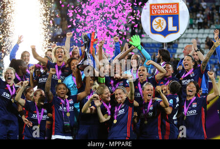 Kiev, Ukraine. 24 mai, 2018. L'Olympique Lyonnais joueurs célèbrent leur victoire de l'UEFA Women's Champions League 2018 après le match contre le VFL Wolfsburg à Valeriy Lobanovskiy Stadium à Kiev, Ukraine. Crédit : Oleksandr Prykhodko/Alamy Live News Banque D'Images