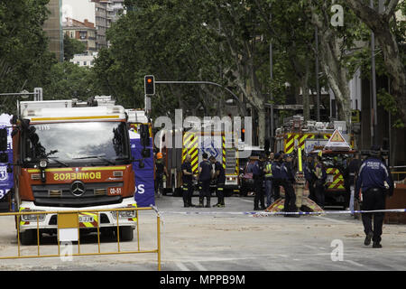 Madrid, Espagne. 24 mai, 2018. Les unités de sauvetage vu près de l'effondrement des bâtiments site.Le bâtiment Martinez Campos à Madrid s'effondrer tuant un ouvrier qui faisait des travaux de rénovation à l'intérieur du bâtiment. Credit : Lito Lizana SOPA/Images/ZUMA/Alamy Fil Live News Banque D'Images