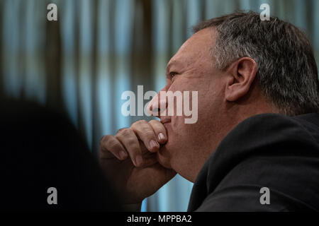 Washington, DC, USA. 24 mai, 2018. La secrétaire d'État des États-Unis, Mike Pompeo témoigne devant la Commission des relations étrangères du Sénat dans le sénat Dirksen Immeuble de bureaux sur la colline du Capitole, le 24 mai 2018 à Washington, DC. Credit : Ken Cedeno/ZUMA/Alamy Fil Live News Banque D'Images