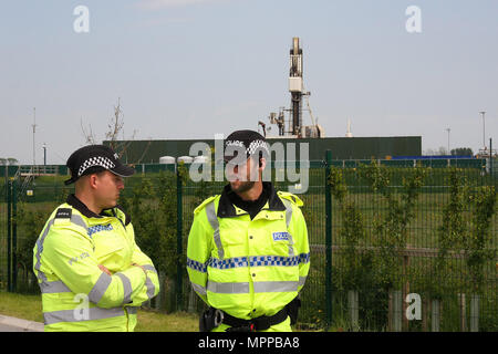 Preston, Lancashire, Royaume-Uni. 24 mai, 2018. Deux agents de police de Lancashire montent la garde à la fracturation de l'entreprise ''Cuadrilla'' site fracturation pendant une journée tranquille de protestations permanentes. Cuadrilla ont demandé une prorogation et modification d'une injonction de faire pour protester contre leur site illégal, comme ils sont en attente d'une licence complète pour entamer immédiatement les activités de fracturation.Les manifestants ont promis d'augmenter massivement leurs actions d'obstruction et de délai à l'opérations entreprises ici si la licence est accordée dans les semaines à venir. (Crédit Image : © Andrew Mccoy/SOPA Images via ZUM Banque D'Images