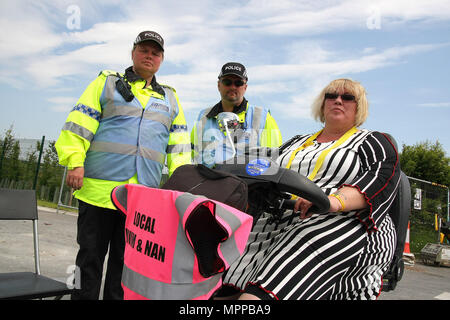 Preston, Lancashire, Royaume-Uni. 24 mai, 2018. Une mobilité Anti-Frack manifestant sur un scooter de mobilité, surveillée par deux policiers de liaison tente de bloquer les portes de l'entreprise ''Cuadrilla de fracturation'' du site fracturation pendant une journée tranquille de protestations permanentes. Cuadrilla ont demandé une prorogation et modification d'une injonction de faire pour protester contre leur site illégal. Crédit : Andrew Mccoy/SOPA Images/ZUMA/Alamy Fil Live News Banque D'Images