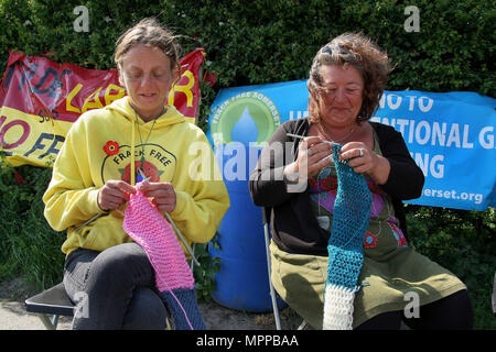 Preston, Lancashire, Royaume-Uni. 24 mai, 2018. Deux manifestants anti- fracturation affectueusement appelé ''Nana'' tricoter sur le bord de la route à la fracturation de l'entreprise ''Cuadrilla'' site fracturation pendant une journée tranquille de protestations permanentes. Cuadrilla ont demandé une prorogation et modification d'une injonction de faire pour protester contre leur site illégal, comme ils sont en attente d'une licence complète pour entamer immédiatement les activités de fracturation. Crédit : Andrew Mccoy/SOPA Images/ZUMA/Alamy Fil Live News Banque D'Images