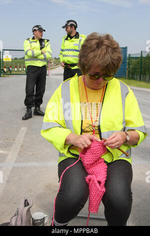 Preston, Lancashire, Royaume-Uni. 24 mai, 2018. Un Anti-Frack protestataire connu comme un ''Nana'' tricote aux portes de fracturation de l'entreprise ''Cuadrilla'' site fracturation pendant une journée tranquille de protestations permanentes. Cuadrilla ont demandé une prorogation et modification d'une injonction de faire pour protester contre leur site illégal et le gouvernement prie d'augmenter leurs actions visant à prévenir l'entreprise de mener à bien les activités de fracturation complet. Crédit : Andrew Mccoy/SOPA Images/ZUMA/Alamy Fil Live News Banque D'Images