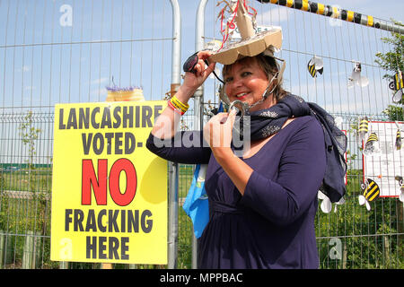 Preston, Lancashire, Royaume-Uni. 24 mai, 2018. Un Anti-Frack manifestant avec un ''Tree Sculpture Hat'' orné avec des menottes pose à la clôture de sécurité de fracturation de l'entreprise ''Cuadrilla'' site fracturation pendant une journée tranquille de protestations permanentes. Cuadrilla ont demandé une prorogation et modification d'une injonction de faire pour protester contre leur site illégal, et les manifestants se sont engagés à augmenter massivement leur campagne de protestation, de retard et de l'obstruction en réponse. Crédit : Andrew Mccoy/SOPA Images/ZUMA/Alamy Fil Live News Banque D'Images