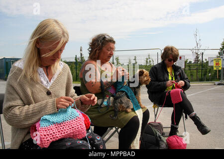 Preston, Lancashire, Royaume-Uni. 24 mai, 2018. Trois manifestants anti- fracturation affectueusement appelé ''Nana'' tricoter aux portes de l'entreprise ''Cuadrilla de fracturation'' du site fracturation pendant une journée tranquille de protestations permanentes. Cuadrilla ont demandé une prorogation et modification d'une injonction de faire pour protester contre leur site illégal, avant le début de la fracturation dans les prochaines semaines. Crédit : Andrew Mccoy/SOPA Images/ZUMA/Alamy Fil Live News Banque D'Images