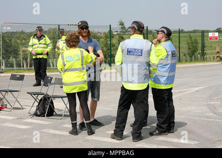 Preston, Lancashire, Royaume-Uni. 24 mai, 2018. Un ''poli'' l'un d'une armée de bénévoles, Anti-Fracking avec Police Liaison offre à la recherche sur, parle à un protestataire et son chien comme l'essayer de bloquer les portes de l'entreprise ''Cuadrilla de fracturation'' du site fracturation pendant une journée tranquille de protestations permanentes. Cuadrilla ont demandé une prorogation et modification d'une injonction de faire pour protester contre leur site illégal et le gouvernement prie d'augmenter leurs actions visant à prévenir l'entreprise de mener à bien les activités de fracturation complet. Crédit : Andrew Mccoy/SOPA Images/ZUMA/Alamy Fil Live News Banque D'Images