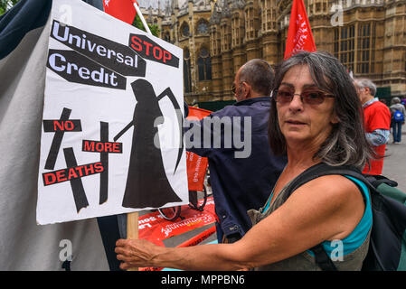 Londres, Royaume-Uni. 24 mai 2018. Un militant est titulaire d'une affiche qu'elle a faites à la communauté unissent rassemblement devant les Chambres du Parlement comme une partie de l'Unite de la journée d'action nationale contre le crédit universel. Ils ont appelé à un arrêt immédiat de la mise en œuvre de crédit universel qui s'est avéré être une catastrophe économique et politique ce qui porte la détresse et l'appauvrissement de ceux forcés de le subir. Crédit : Peter Marshall/Alamy Live News Banque D'Images