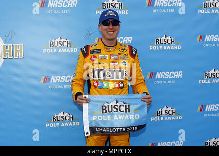 Concord, Caroline du Nord, USA. 24 mai, 2018. Kyle Busch (18) remporte la pole pour le Coca-Cola 600 à Charlotte Motor Speedway à Concord, en Caroline du Nord. Crédit : Chris Owens Asp Inc/ASP/ZUMA/Alamy Fil Live News Banque D'Images