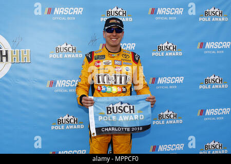 Concord, Caroline du Nord, USA. 24 mai, 2018. Kyle Busch (18) remporte la pole pour le Coca-Cola 600 à Charlotte Motor Speedway à Concord, en Caroline du Nord. Crédit : Chris Owens Asp Inc/ASP/ZUMA/Alamy Fil Live News Banque D'Images