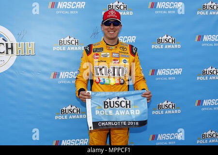 Concord, Caroline du Nord, USA. 24 mai, 2018. Kyle Busch (18) remporte la pole pour le Coca-Cola 600 à Charlotte Motor Speedway à Concord, en Caroline du Nord. Crédit : Chris Owens Asp Inc/ASP/ZUMA/Alamy Fil Live News Banque D'Images