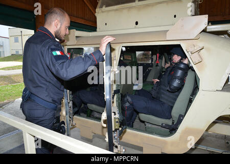 Les carabiniers italiens des 7e et 13e régiments se sont entraînés à Caserma Ederle, Vicence, Italie, à l'aide d'un entraîneur d'aide à la sortie HMMWV. Le simulateur a permis au personnel de pratiquer les sorties de véhicules et les compétences tactiques dans des scénarios réalistes. La formation a utilisé l'équipement RTSD Sud de l'armée américaine pour renforcer la coopération bilatérale et augmenter la capacité opérationnelle lors des opérations conjointes pour les carabiniers. Banque D'Images