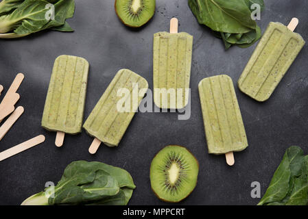 Des sucettes glacées kiwi chard Banque D'Images