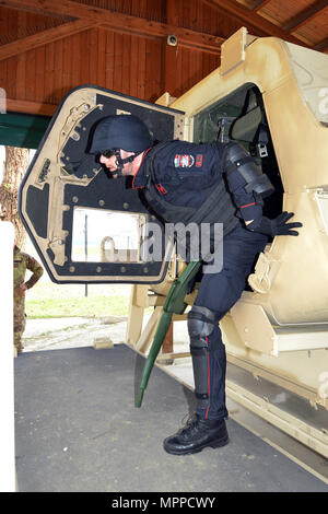 Les membres du 7e régiment “Laives” et du 13e régiment “Friuli Venezia Giulia” Carabinieri s’entraînent en utilisant le simulateur d’aide à la sortie HMMWV à Caserma Ederle, Vicence, Italie, le 6 avril 2017. La formation comprend la sortie sécuritaire du véhicule, l'intervention d'urgence, le développement des compétences et des scénarios opérationnels réalistes. L'équipement RTSD Sud de l'armée américaine améliore la coopération bilatérale, l'efficacité des missions conjointes et la capacité du personnel. Banque D'Images