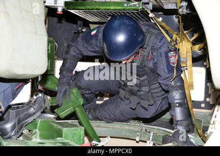 Des carabiniers italiens du 7e régiment “Laives” et du 13e régiment “Friuli Venezia Giulia” mènent une formation avec le simulateur d’aide à la sortie HMMWV à Caserma Ederle, Vicence, Italie, le 6 avril 2017. Le simulateur fournit des scénarios de sortie de véhicule réalistes, améliore les compétences opérationnelles, les procédures d'urgence et la préparation aux missions conjointes. L'équipement RTSD Sud de l'armée américaine soutient la coopération bilatérale et augmente la capacité du personnel pour les opérations multinationales. Banque D'Images