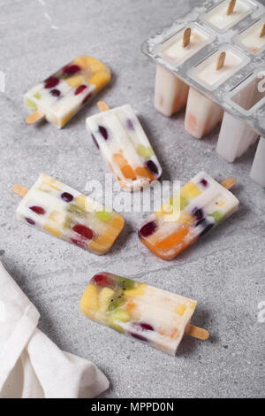 Fruits et yaourts faits maison sucettes glacées sur du marbre Banque D'Images