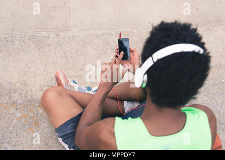 Basket-ball player l'music, smartphone et écouteurs Banque D'Images