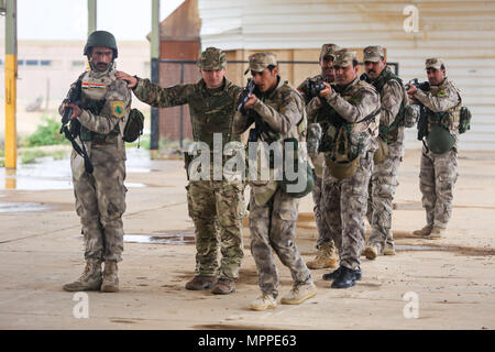 Des soldats des forces de sécurité irakiennes en savoir assault mouvement sous la direction d'un formateur britanniques déployées à l'appui de la Force opérationnelle interarmées - Fonctionnement inhérents résoudre pendant l'entraînement en milieu urbain à Al Asad Air Base, l'Iraq, le 3 avril 2017. Cette formation fait partie de l'ensemble de la CJTF OIR - renforcer les capacités des partenaires mission par la formation et de l'amélioration de la capacité des forces des combats en partenariat avec ISIS. Les GFIM - OIR est la Coalition mondiale pour vaincre ISIS en Iraq et en Syrie. (U.S. Photo de l'armée par le Sgt. Lisa soja) Banque D'Images