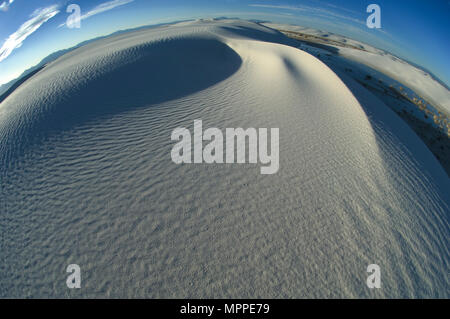 Crêtes tourbillonnantes et les modèles texturés de sable accentuer une perspective plus globale de White Sands National Monument. Banque D'Images