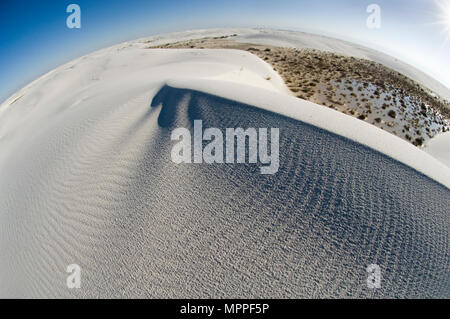 Crêtes tourbillonnantes et les modèles texturés de sable accentuer une perspective plus globale de White Sands National Monument. Banque D'Images