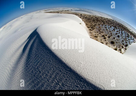 Crêtes tourbillonnantes et les modèles texturés de sable accentuer une perspective plus globale de White Sands National Monument. Banque D'Images