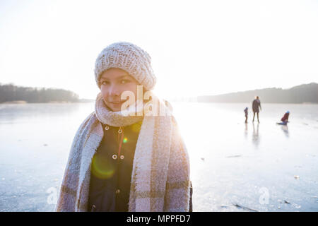 Allemagne, Brandebourg, lac Straussee, Portrait of a Girl standing on frozen lake Banque D'Images