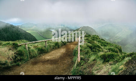 Une vue panoramique vue de dessus d'un chemin menant à la Lagoa do Canário sur un jour nuageux à l'île de São Miguel, aux Açores. Banque D'Images