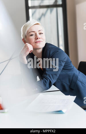 Portrait of smiling businesswoman in office Banque D'Images