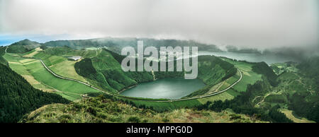 Une vue panoramique vue de dessus de la Lagoa do Canário sur un jour nuageux à l'île de São Miguel, aux Açores. Banque D'Images