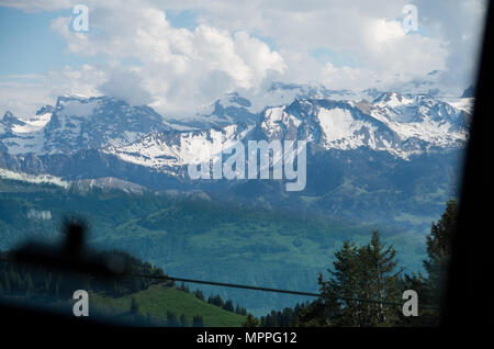 Gamme de montagne vu du Mont Rigi fenêtre train descendre la montagne Banque D'Images