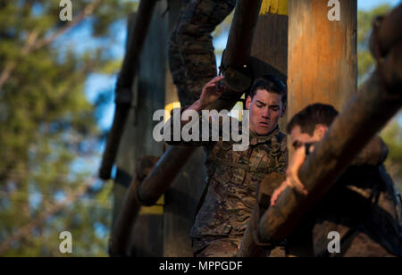 U.S. Army Rangers grimper un obstacle au cours de la meilleure concurrence Ranger 2017 à Fort Benning, Géorgie, le 7 avril 2017. La 34e conférence annuelle de David E. Grange Jr. meilleure concurrence Ranger 2017 est un événement de trois jours, composé de défis pour tester concurrent physique, mental, et les capacités techniques. (U.S. Photo de l'Armée de l'air par le sergent. Marianique Santos) Banque D'Images