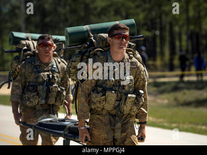 La CPS de l'armée américaine. Bert Collier et Le Cpl. Jacob Croxdale, 75e régiment de Rangers Rangers, litière pondérée au cours de la meilleure concurrence Ranger 2017 à Fort Benning, Géorgie, le 7 avril 2017. La 34e conférence annuelle de David E. Grange Jr. meilleure concurrence Ranger 2017 est un événement de trois jours, composé de défis pour tester concurrent physique, mental, et les capacités techniques. (U.S. Photo de l'Armée de l'air par le sergent. Marianique Santos) Banque D'Images