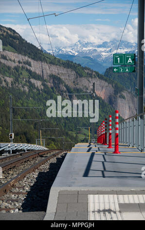 Une plate-forme de la voie ferrée au Mont Rigi Kaltbad et donne sur le bas de la montagne Banque D'Images