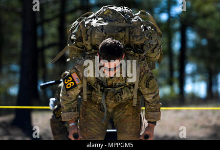 75th Rangers Ruck March Les soldats du 75th Ranger Regiment lèvent une portée pondérée ensemble ...