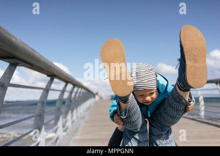 Mère et fils jouant sur jetty