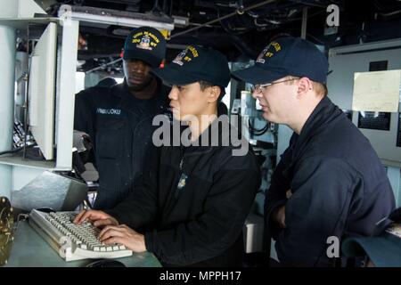 170331-N-CL027-046 OCÉAN ATLANTIQUE (Mar. 31, 2017) Chef Technicien en système de turbine à gaz (électrique) Timothy Dayao, attribué à missiles de l'USS Mason (DDG 87), exécute des diagnostics sur l'équipement dans la timonerie avec technicien en système de turbine à gaz (électrique) 3 Classe Chase Hawley et technicien en système de turbine à gaz (électrique) Fireman Justin Nwanjoku. Mason, une partie de l'Eisenhower, le Groupe est en cours participant à un exercice de soutien en faveur de l'optimisation du Plan d'intervention de la flotte (OFRP). (U.S. Photo par marine Spécialiste de la communication de masse 3 Classe Janweb B. Lag Banque D'Images