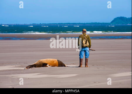 Warrenton, Oregon, USA - 30 mai 2014 : un pêcheur se tient à l'extérieur, vers l'eau, sur les rives de la rivière Columbia, où il se réunit dans le Pacifique Banque D'Images