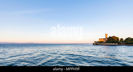 Allemagne, Bade-Wurtemberg, Langenargen, Lac de Constance, vue panoramique du château de Montfort Banque D'Images