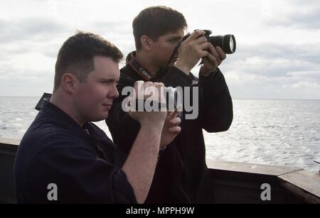 L'OCÉAN ATLANTIQUE (Mar. 31, 2017), les marins affectés à l'USS destroyer lance-missiles Mason (DDG 87), participer à un. Mason, une partie de l'Eisenhower, le Groupe est en cours participant à un exercice de soutien en faveur de l'optimisation du Plan d'intervention de la flotte (OFRP). (U.S. Photo par marine Spécialiste de la communication de masse de la classe de 3ème B. Janweb Lagazo) Banque D'Images