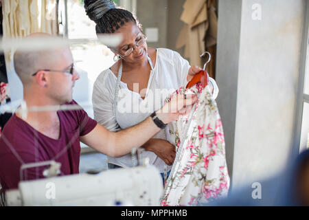 L'homme et de la femme de discuter en robe tailleur Banque D'Images