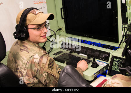 Circuit de l'armée américaine. Michael vendeurs, un opérateur de systèmes aériens sans pilote avec la société D, 10e Régiment d'aviation, 10e division de montagne, déployées à l'appui de la Force opérationnelle interarmées - fonctionnement inhérentes à résoudre, est assis dans le siège du pilote de la MQ-1C Gray Eagle à Al Asad, l'Iraq. Ventes pilotes la Gray Eagle, l'un des plus grands avions sans pilote militaire, à partir du sol. Les GFIM-OIR est la Coalition mondiale pour vaincre ISIS en Iraq et en Syrie. Banque D'Images