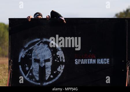 Un concurrent Course Spartan monte un obstacle lors d'une course Spartan au meilleur Concours 2017 Rangers à Fort Mitchell, Ala., le 8 avril 2017. La 34e conférence annuelle de David E. Grange Jr. meilleure concurrence Ranger 2017 est un événement de trois jours, composé de défis pour tester concurrent physique, mental, et les capacités techniques. (U.S. Photo de l'armée par la CPS. Darius Davis) Banque D'Images