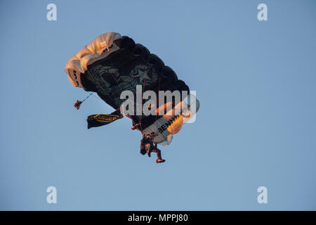 Un parachutiste de l'armée américaine de Fort Benning l'équipe de démonstration de parachutisme des ailes d'argent descend vers la zone de débarquement désignés au cours de la meilleure concurrence 2017 Rangers, à Fort Mitchell, Ala., le 8 avril 2017. Le meilleur ranger la concurrence est un événement de trois jours, composé de défis pour tester concurrent physique, mental, et les capacités techniques, et place le meilleur du militaire deux hommes les uns contre les autres équipes de Rangers à concourir pour le titre de meilleur Ranger. (U.S. Photo de l'armée par la CPS. Kristen Dobson) Banque D'Images