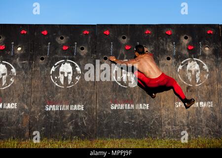 Un concurrent Course Spartan monte un obstacle lors d'une course Spartan au meilleur Concours 2017 Rangers à Fort Mitchell, Ala., le 8 avril 2017. La 34e conférence annuelle de David E. Grange Jr. meilleure concurrence Ranger 2017 est un événement de trois jours, composé de défis pour tester concurrent physique, mental, et les capacités techniques. (U.S. Photo de l'armée par la CPS. Darius Davis) Banque D'Images