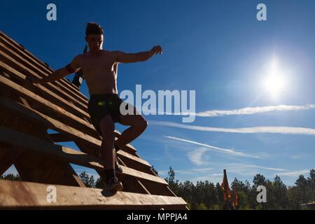 A Spartan Race concurrent monte sur un obstacle lors d'une course Spartan au meilleur Concours 2017 Rangers à Fort Mitchell, Ala., le 8 avril 2017. La 34e conférence annuelle de David E. Grange Jr. meilleure concurrence Ranger 2017 est un événement de trois jours, composé de défis pour tester concurrent physique, mental, et les capacités techniques. (U.S. Photo de l'armée par la CPS. Darius Davis) Banque D'Images