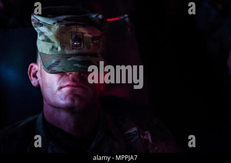 Un Ranger de l'armée américaine prend une pause avant d'affronter dans une course Spartan durant la meilleur Concours 2017 Rangers à Fort Mitchell, Ala., le 8 avril 2017. La 34e conférence annuelle de David E. Grange Jr. meilleure concurrence Ranger 2017 est un événement de trois jours, composé de défis pour tester concurrent physique, mental, et les capacités techniques. (U.S. Air Force photo par un membre de la 1re classe Nicholas Dutton) Banque D'Images