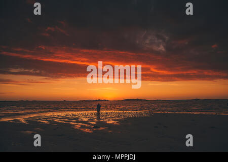 France, Bretagne, Landeda, les Dunes de Sainte-Marguerite, paysage marin et plage avec couple en arrière-plan au crépuscule Banque D'Images