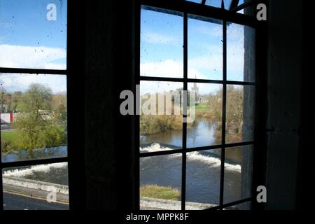 Vue de l'église St Paul à partir de la fenêtre dans le château de Cahir, Ville de Cahir, comté de Tipperary, Irlande Banque D'Images